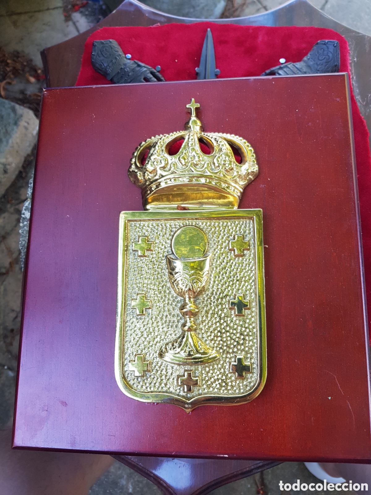 Antig&uuml;edades: ANTIGUA CAJA DE MADERA ESCUDO DE BRONCE MACIZO DE GALICIA