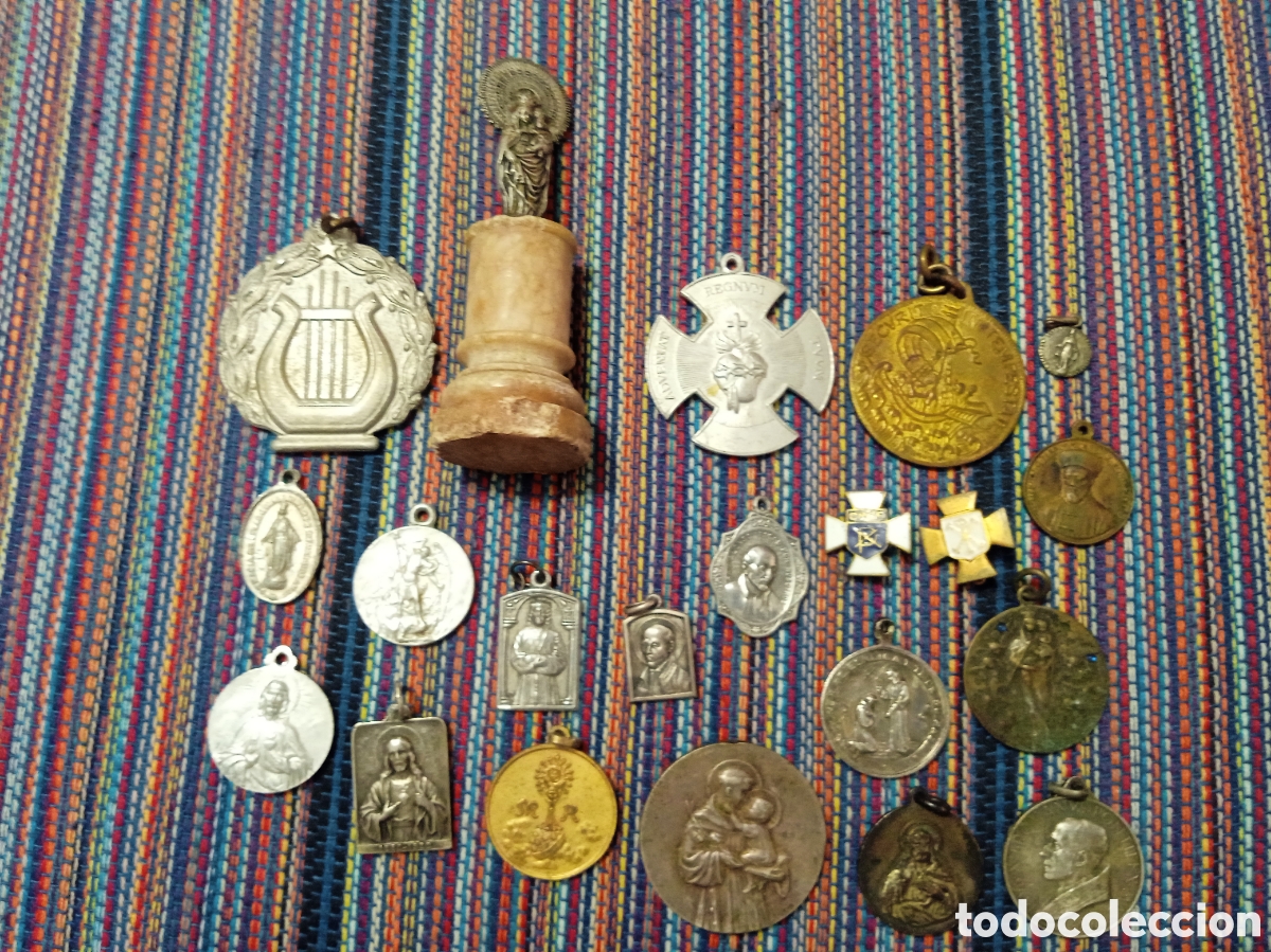 Antig&uuml;edades: 2CAJ- BARATO LOTE DE 51 MEDALLAS DIVERSAS TIPOS METALES VER FOTOS.