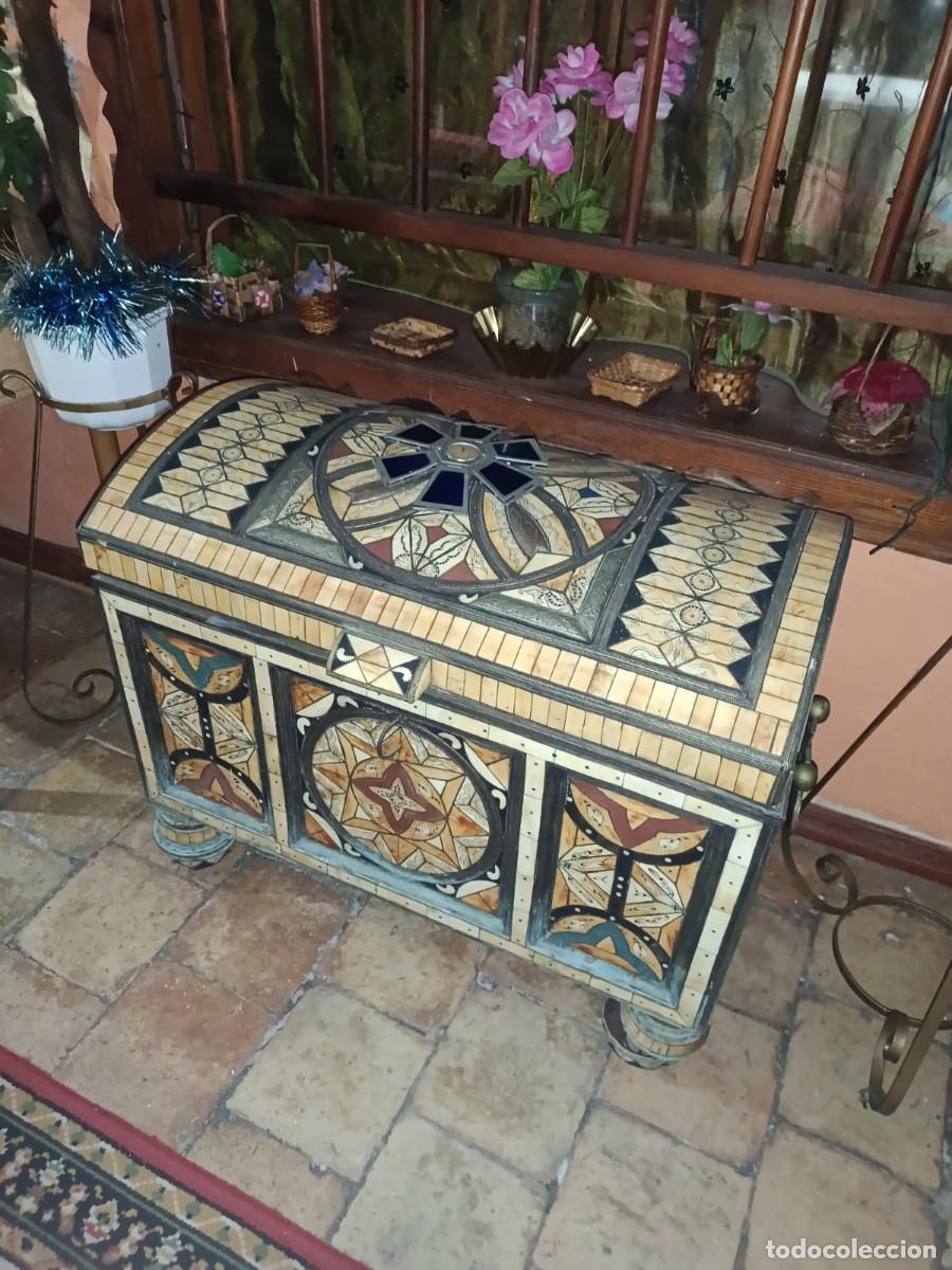 Antig&uuml;edades: arca baul hueso madera y metal