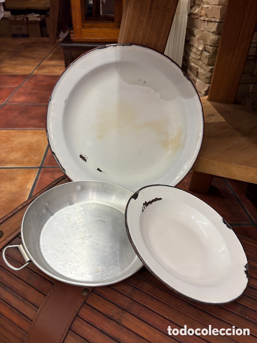 Antig&uuml;edades: (L928) Lote de Cocina Antigua Rural - Fuente y Plato de Peltre / Esmalte + Cazuela de Aluminio