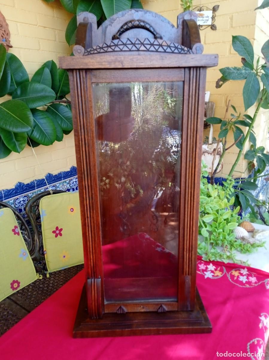 Antig&uuml;edades: Capilla hornacina antigua de madera para figura religiosa