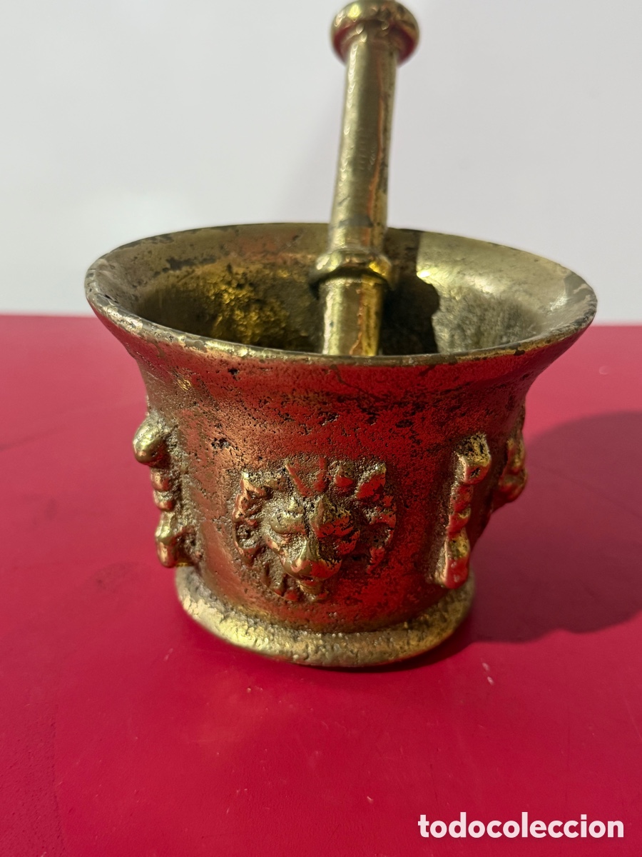 Antig&uuml;edades: Mortero antiguo bronce con mano