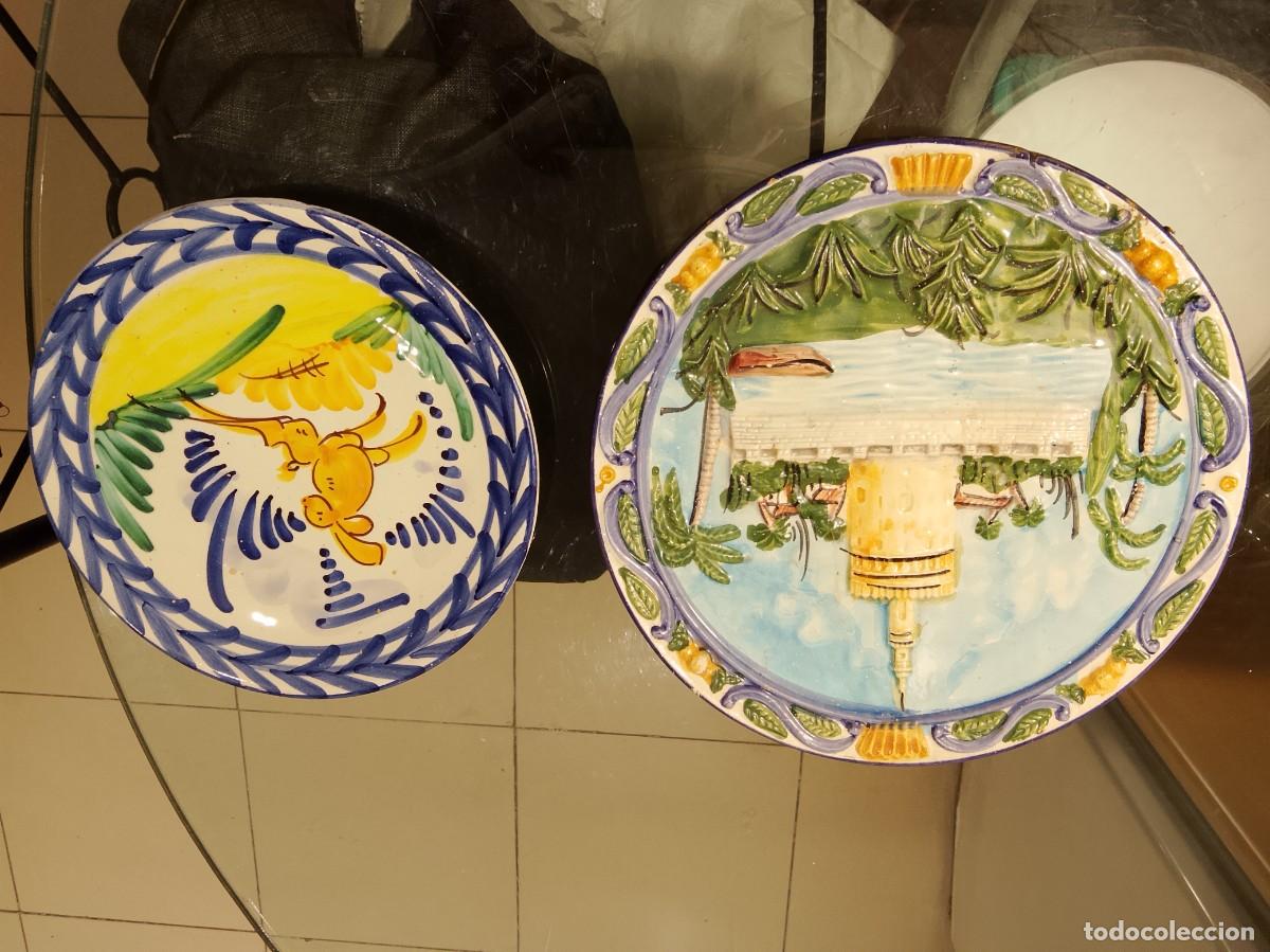 Antig&uuml;edades: Lote dos platos cer&aacute;mica sevillana pintados a mano, uno en relieve y otro libre saltando