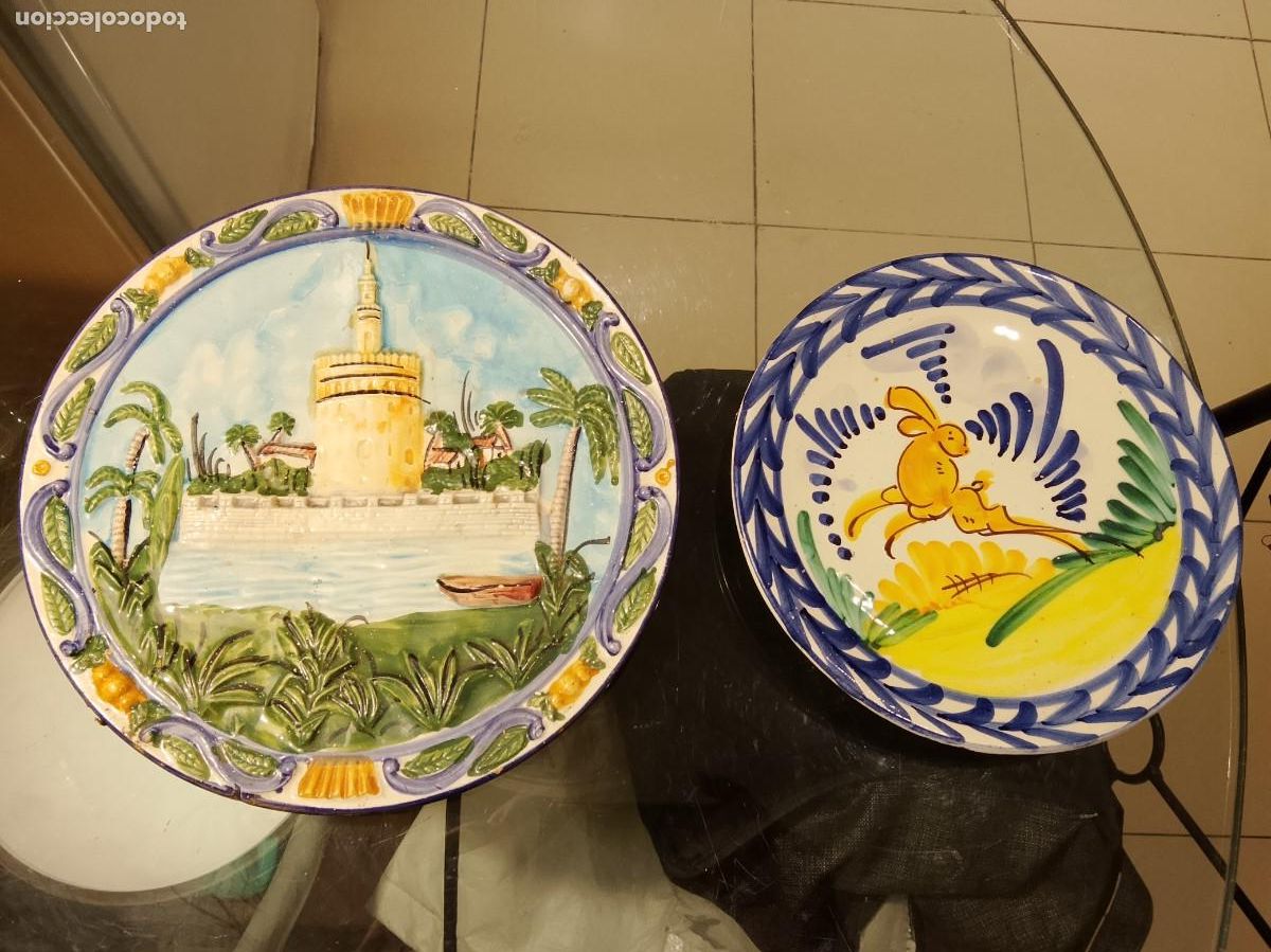 Antig&uuml;edades: Lote dos platos cer&aacute;mica sevillana pintados a mano, uno en relieve y otro libre saltando