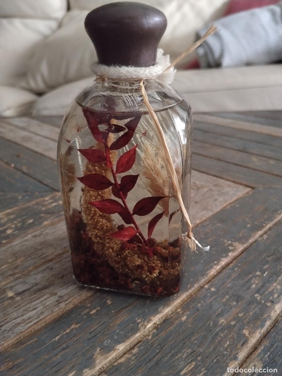 Antig&uuml;edades: L&aacute;mpara de aceite decorativa con hojas rojas y flores preservadas &ndash; estilo Herbarium