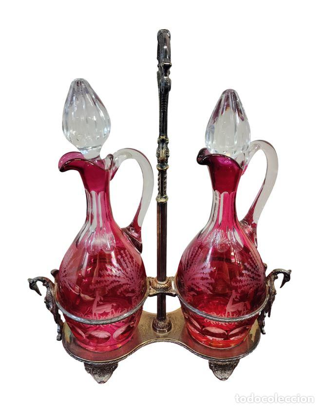 Antig&uuml;edades: PAREJA DE LICORERAS CON MOTIVOS ANIMALES. CRISTAL Y SOPORTE DE METAL. ESPA&Ntilde;A. XIX-XX