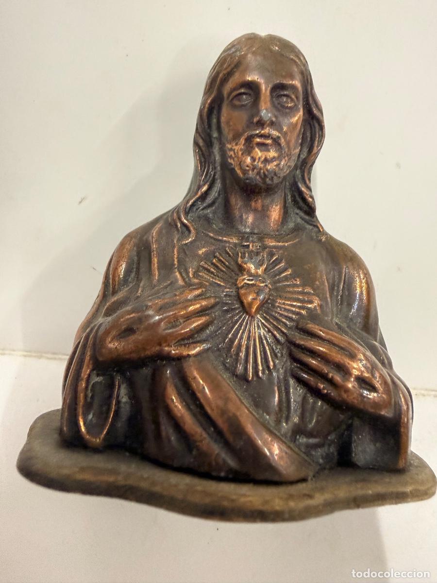 Antig&uuml;edades: Bonito Sagrado Corazon acabado en simil cobre sobre base de madera. Ideal para altar. 7,5cms