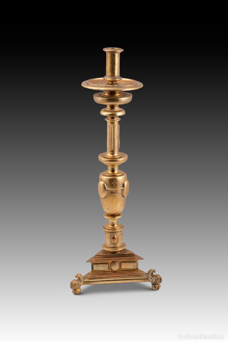 Antig&uuml;edades: Candelero. Bronce. Escuela espa&ntilde;ola, siglo XVII.