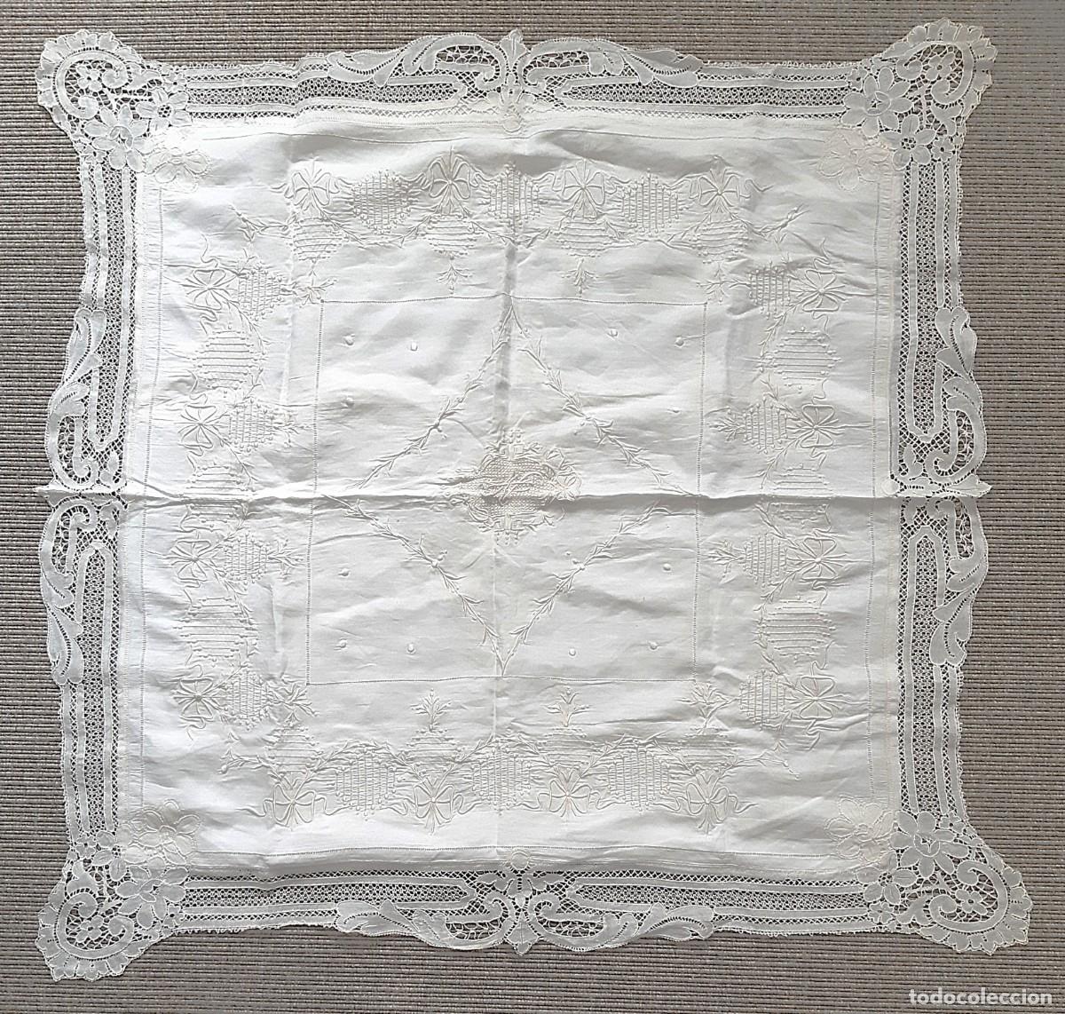 Antig&uuml;edades: PRECIOSO Y ANTIGUO ALMOHADON DE CAMA, DE HILO FINO, ENTERAM. BORDADO A MANO, CON ENCAJES, S. XIX
