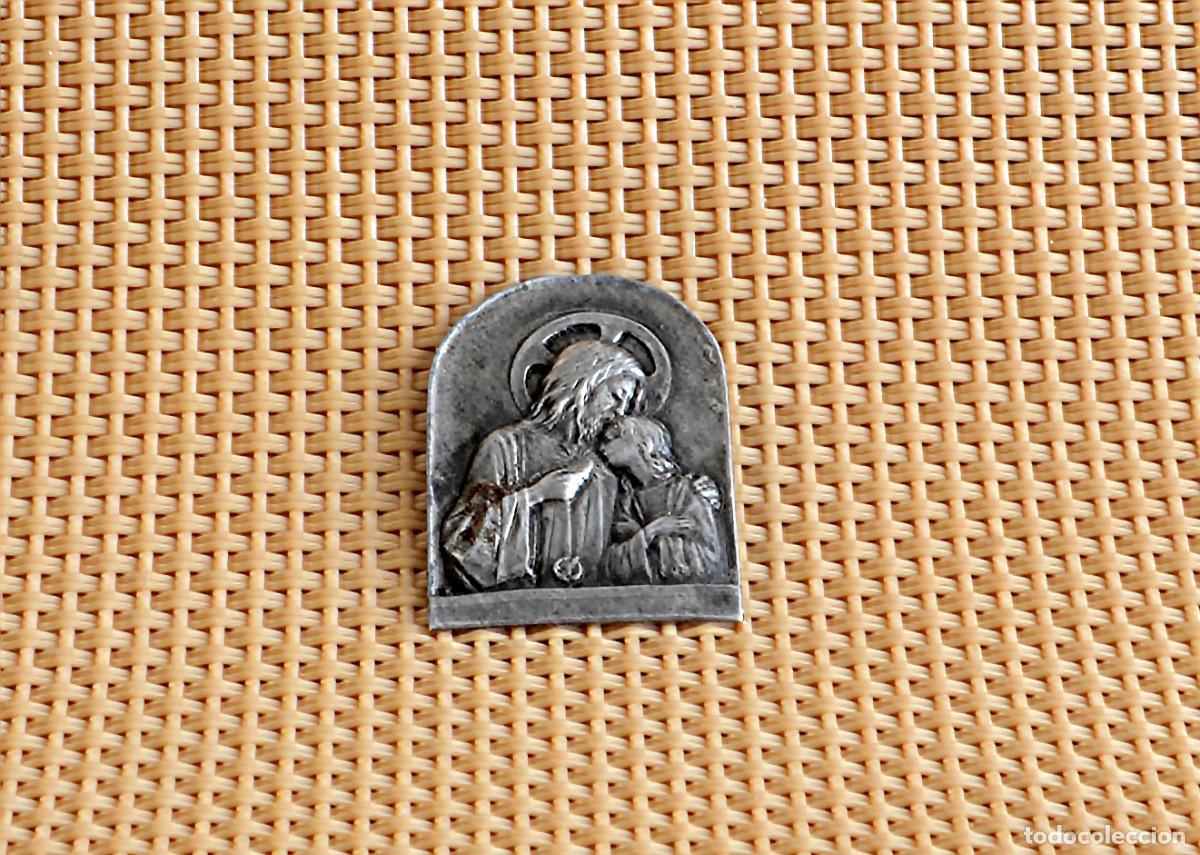Antig&uuml;edades: MEDALLA DE PLATA JES&Uacute;S CON UN NI&Ntilde;O, DISE&Ntilde;O TIPO PAQUITO SOLER