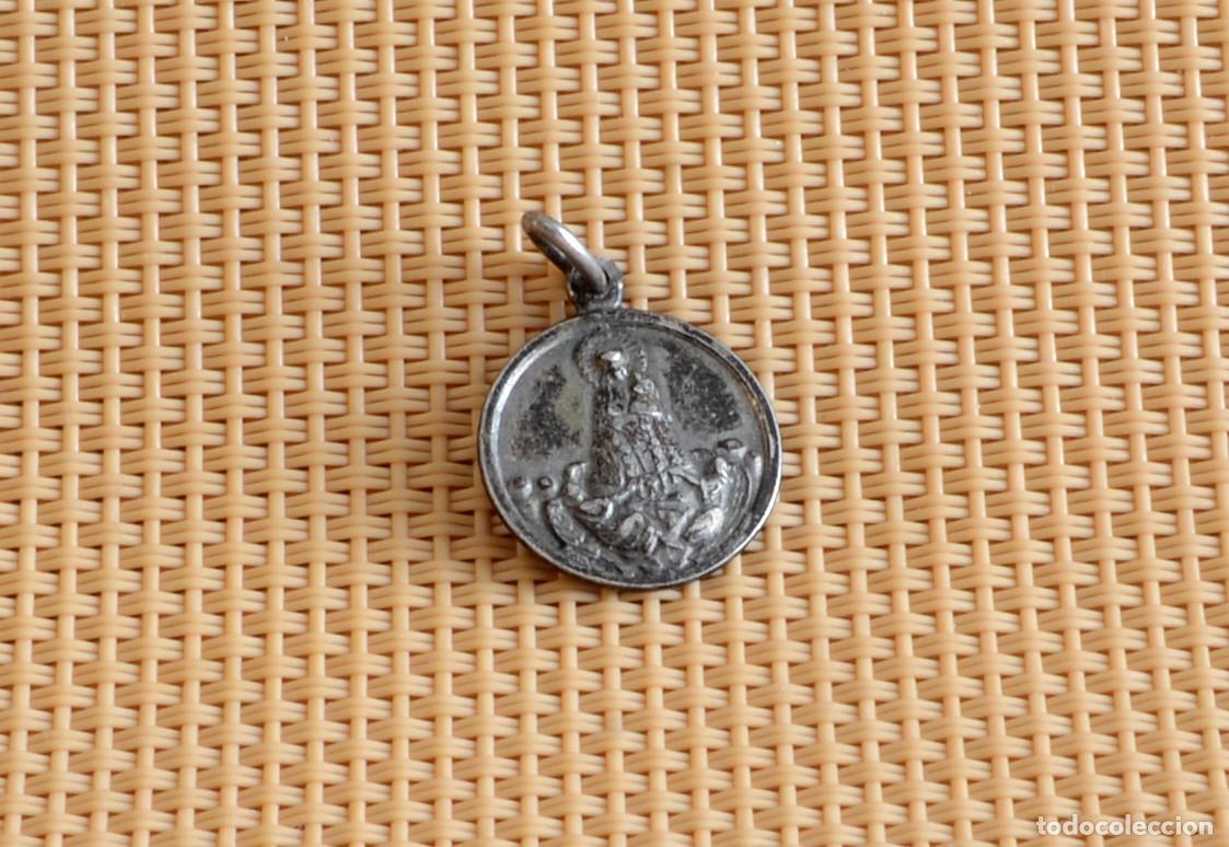 Antig&uuml;edades: MEDALLITA DE PLATA, VIRGEN MAR&Iacute;A RODEADA DE &Aacute;NGELES