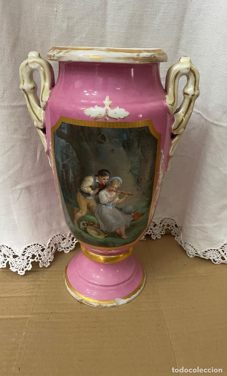 Antig&uuml;edades: ANTIGUO JARRON DE PORCELANA FRANCESA LIMOGES , S. XIX , ESCENA ROMANTICA - 33,5X23 CM.