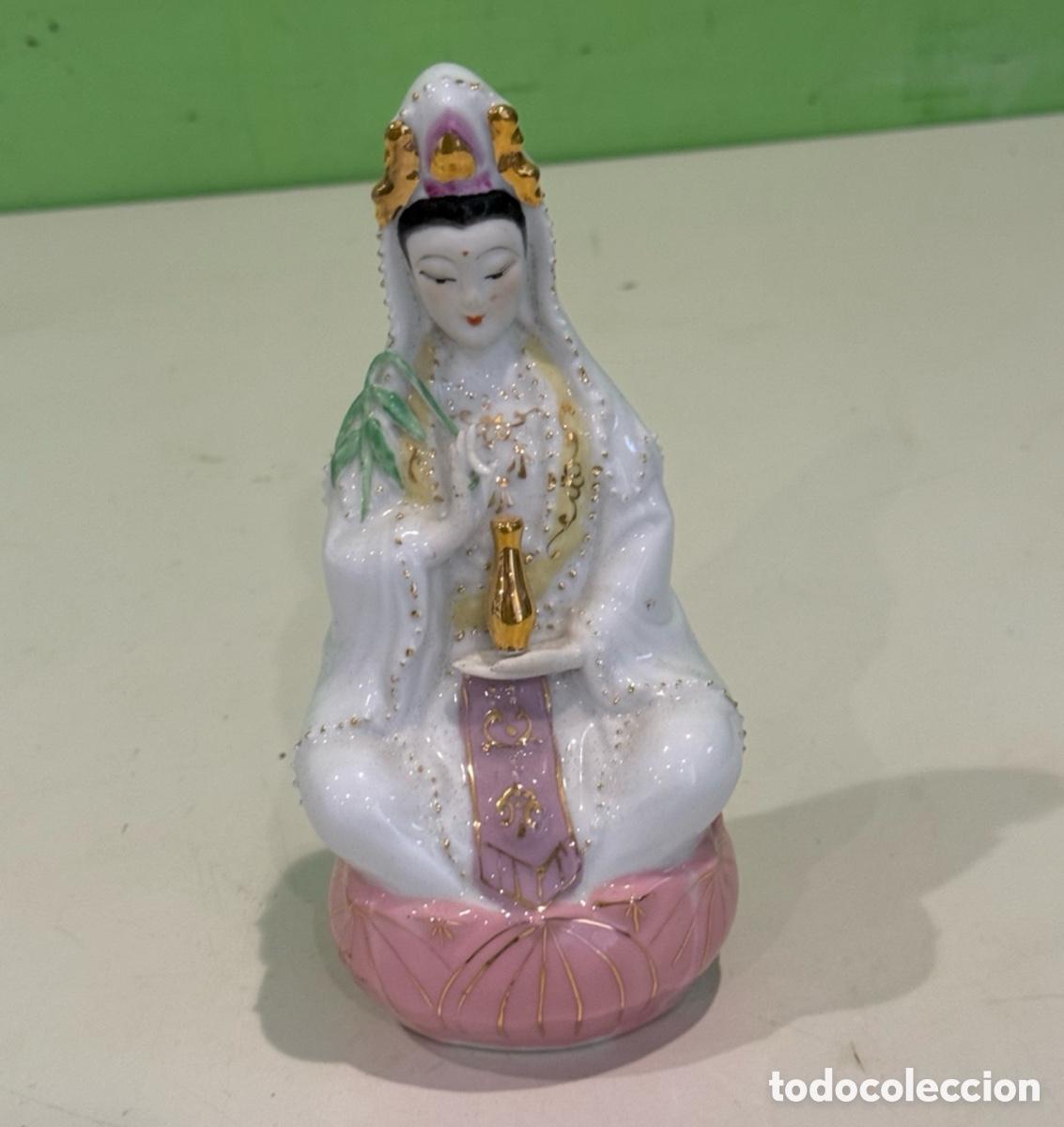 Antig&uuml;edades: Figura de Guanyin en porcelana esmaltada policromada &ndash; 20 cm