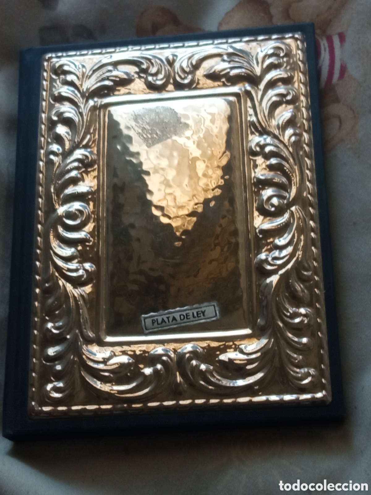 Antig&uuml;edades: Agenda con portada de plata de ley, mide 16x12 cm