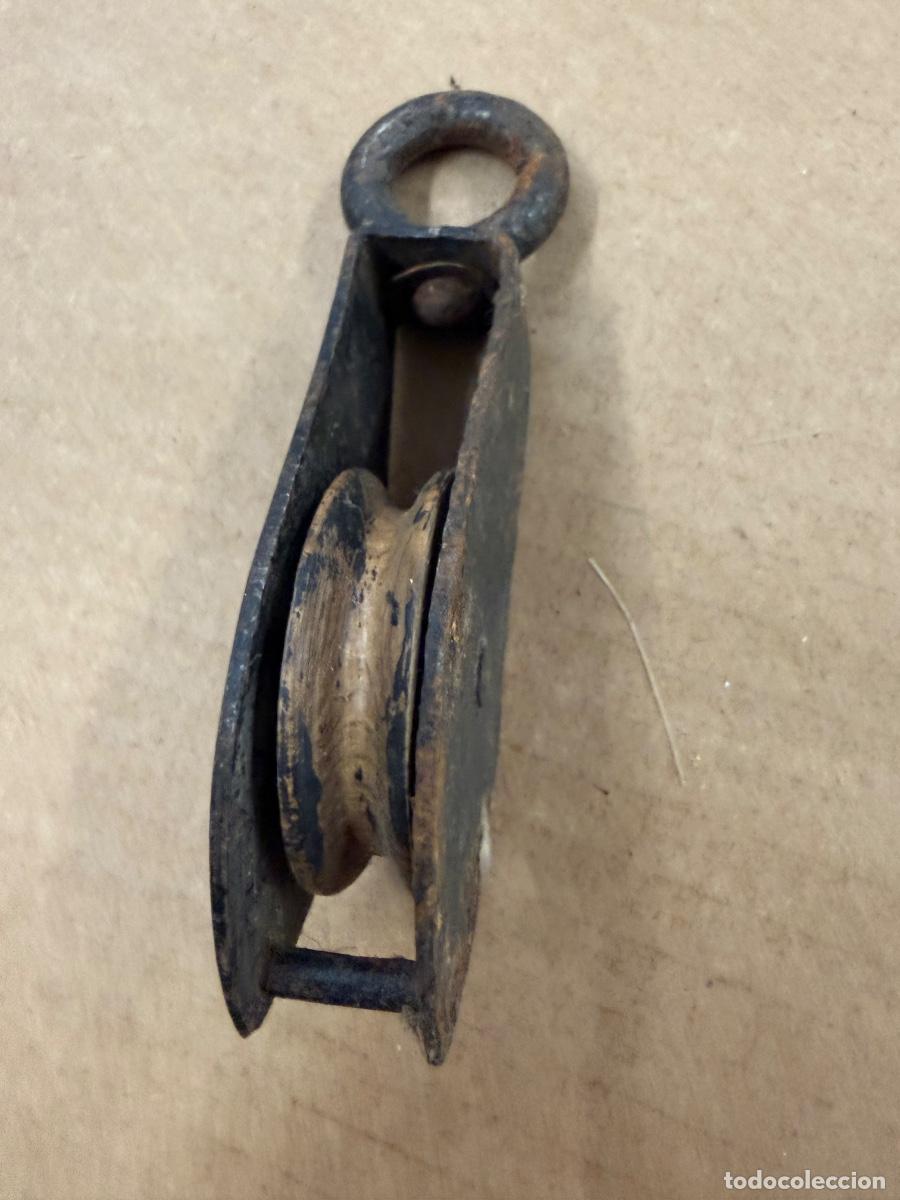 Antig&uuml;edades: Antigua polea metalica. Ideal para lampara, o decoraciones colgantes. Mide unos 10x5x1,5cms