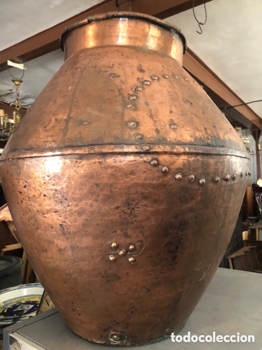 Antig&uuml;edades: tinaja de cobre con remaches