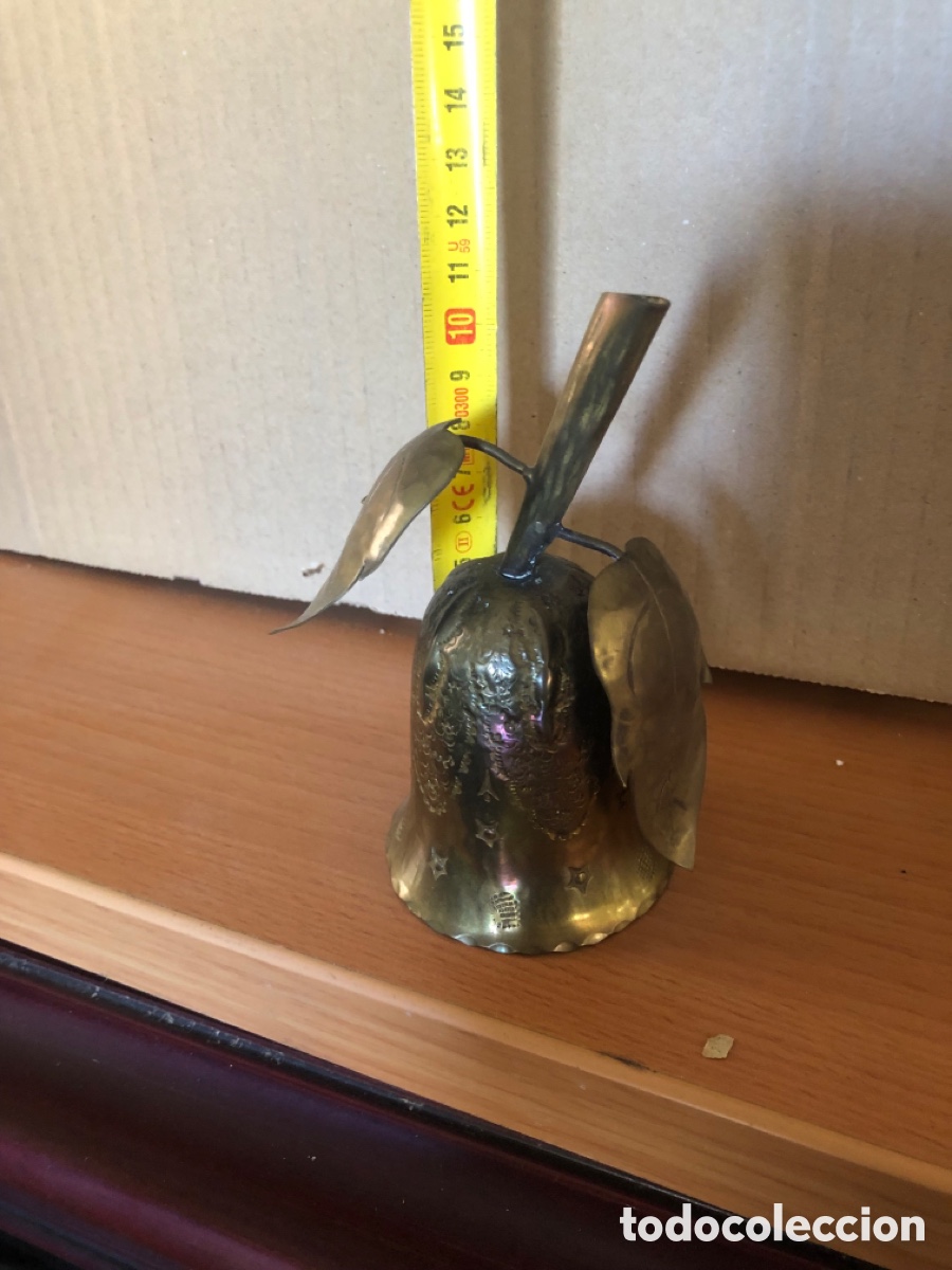 Antig&uuml;edades: campanilla de lat&oacute;n cincelada - Foto 2