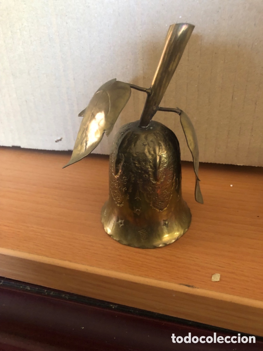 Antig&uuml;edades: campanilla de lat&oacute;n cincelada - Foto 1