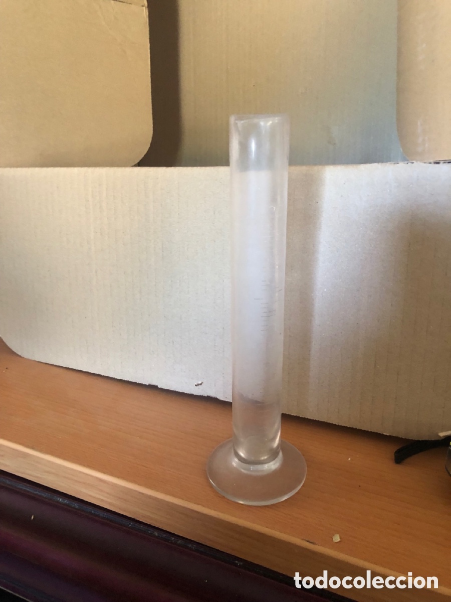 Antig&uuml;edades: Probeta de laboratorio o cilindro graduado. Vidrio soplado. Principios S XX