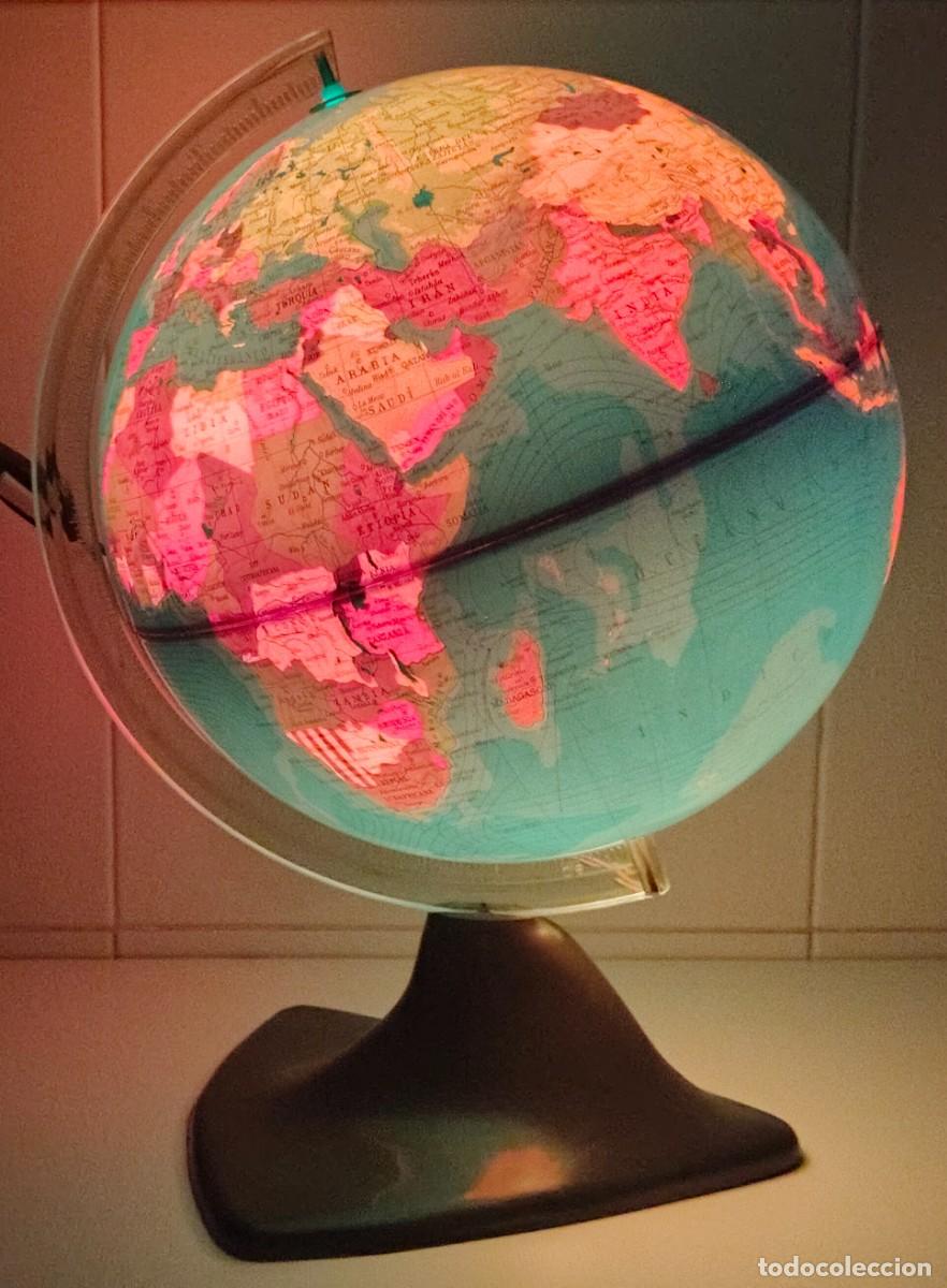Antig&uuml;edades: Globo terr&aacute;queo con luz. Escala 1:50.000.000. Salvat. Editado en Italia en 1969.