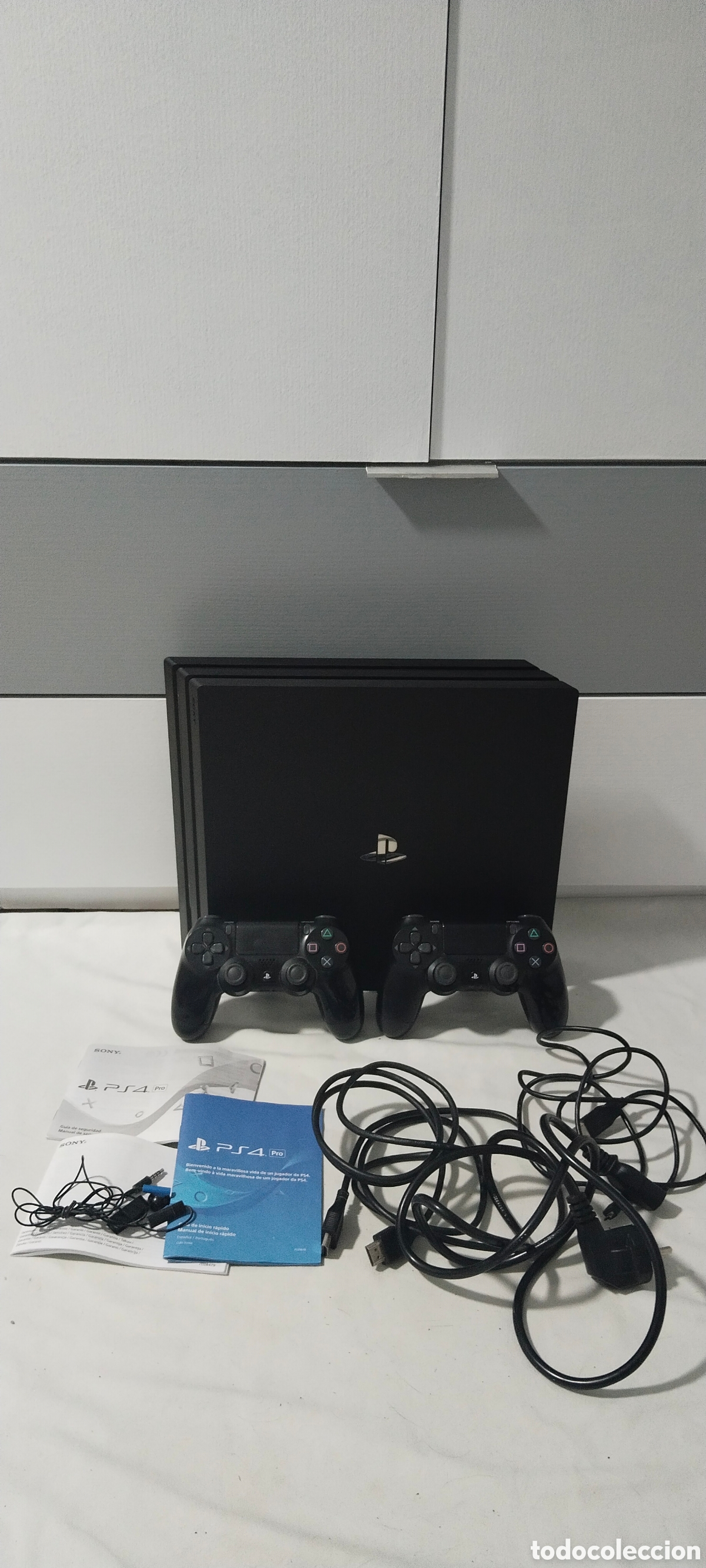 Antig&uuml;edades: PS4 Pro 1TB + 2 mandos y caja
