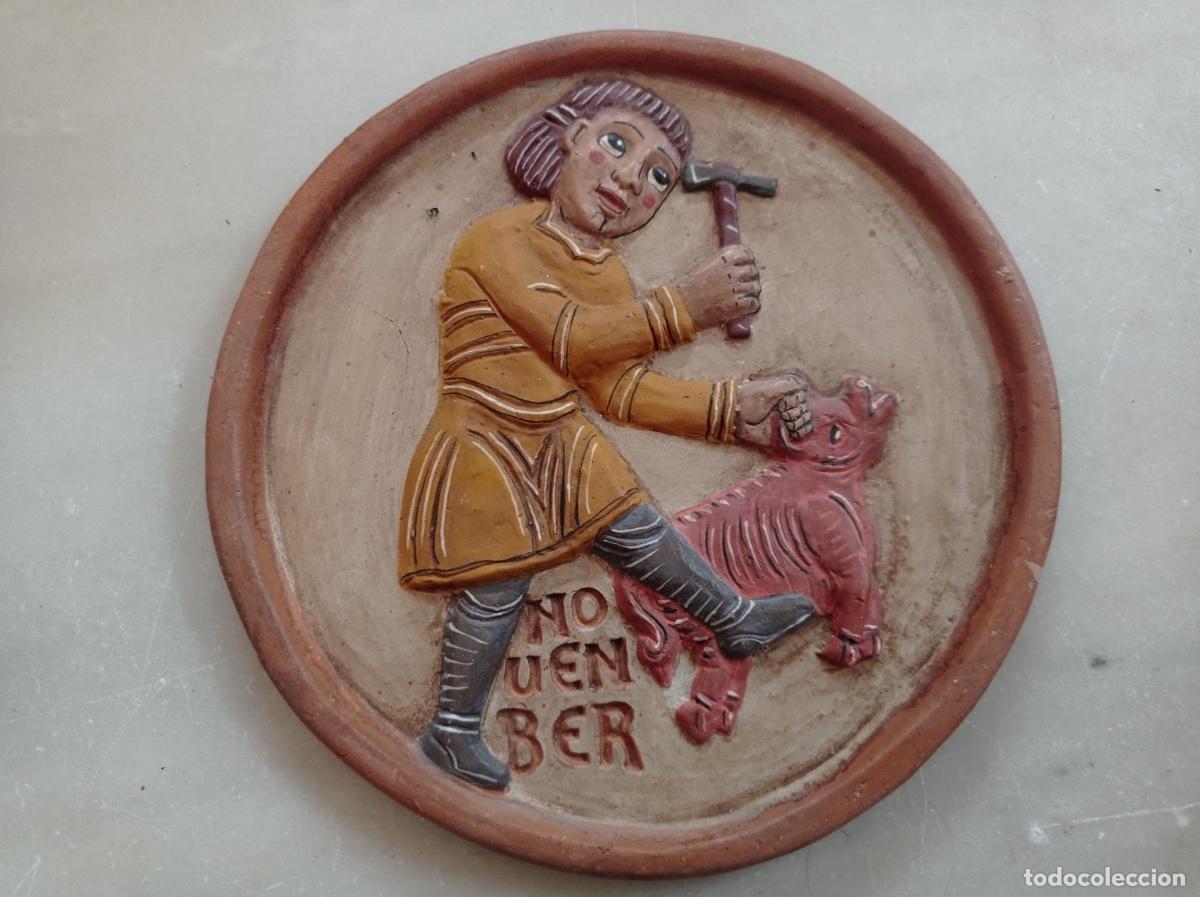 Antig&uuml;edades: Disco de colgar barro terracota pintada estilo medieval calendario agr&iacute;cola noviembre leon 20cms