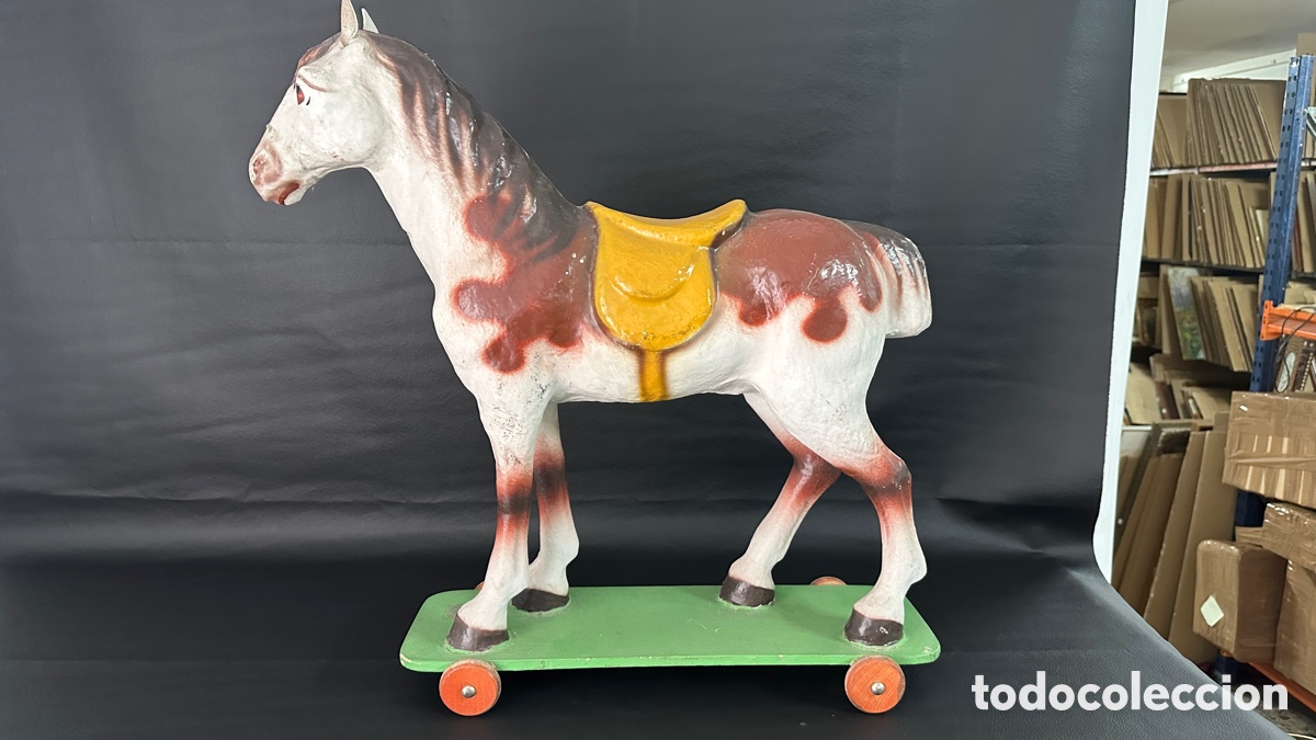 Antig&uuml;edades: Caballo cart&oacute;n piedra con ruedas