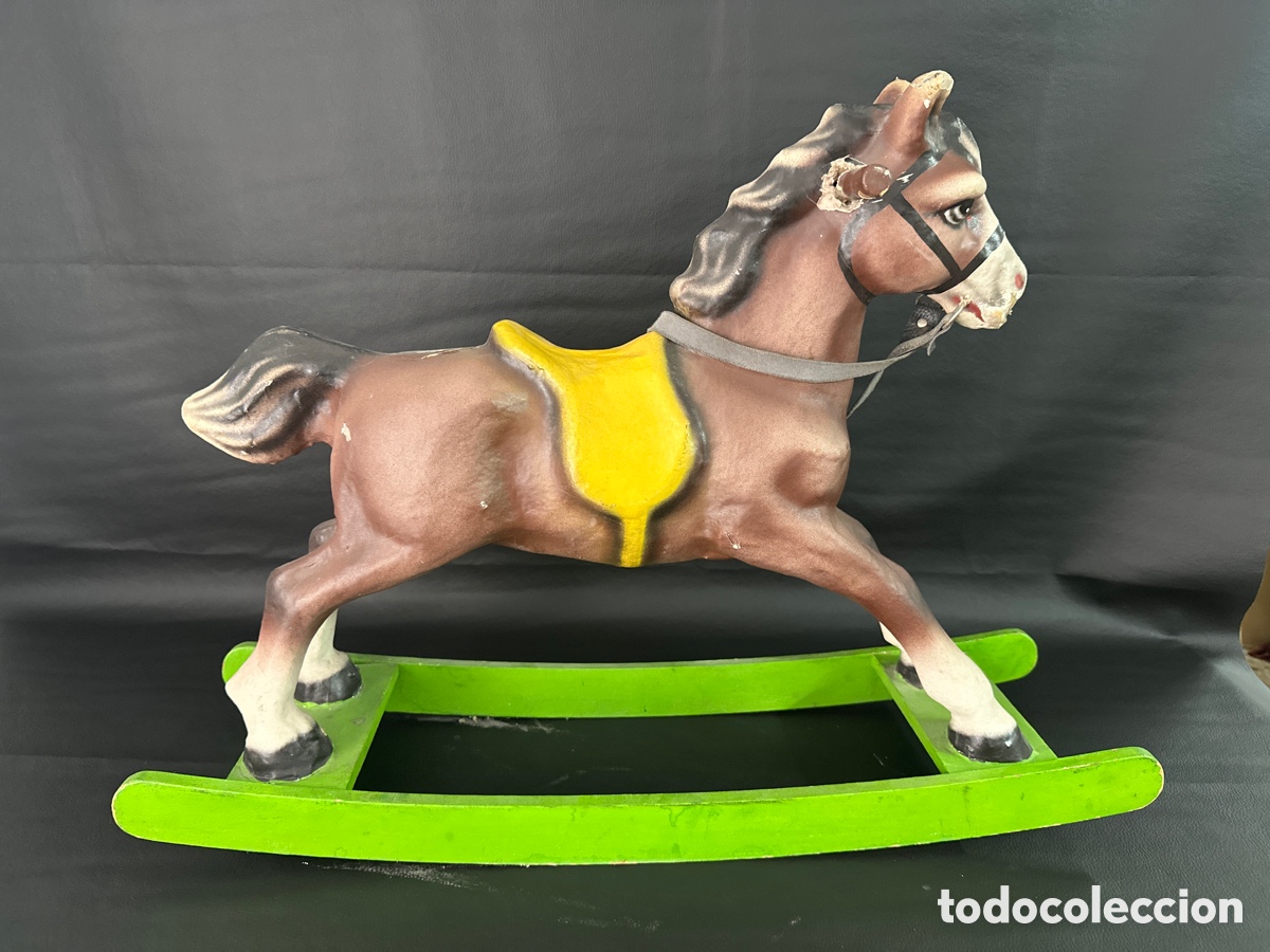 Antig&uuml;edades: Caballo de cart&oacute;n piedra balanc&iacute;n