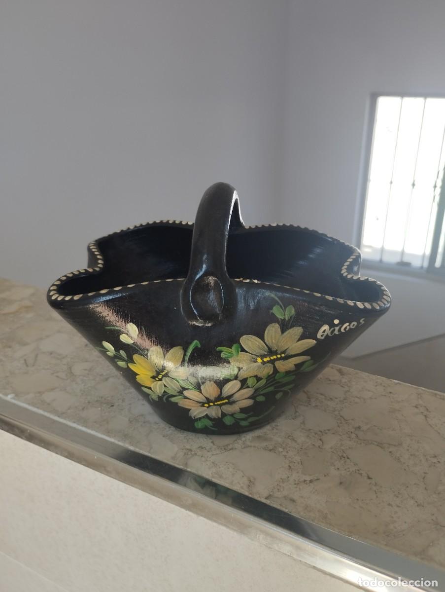 Antig&uuml;edades: Cesta antigua decorada con flores
