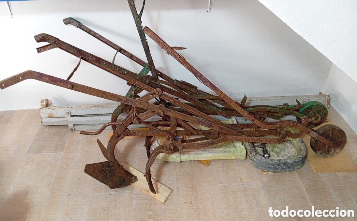 Antiques: Lote de 2 Arados Antiguos de Hierro Forjado (Vertedera y Cultivador) - Siglo XIX/XX - Decoraci&oacute;n R&uacute;s
