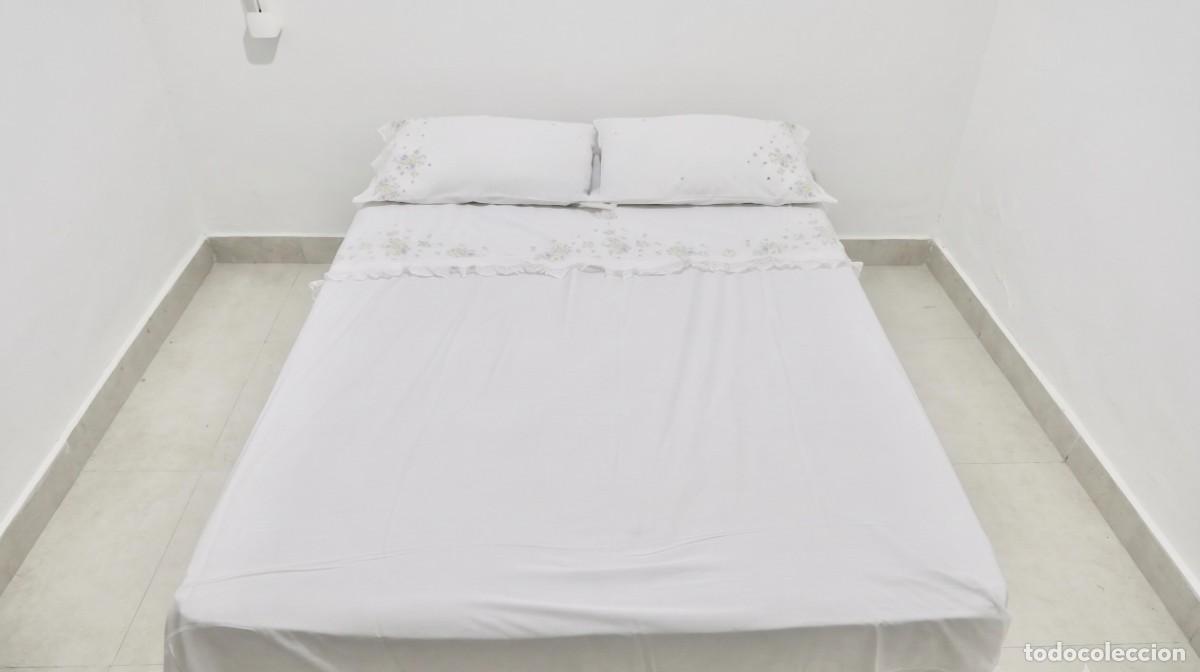 Antig&uuml;edades: Espectacular juego de cama antiguo de hilo fino: S&aacute;bana (306x215) y dos almohadas exquisito bordado