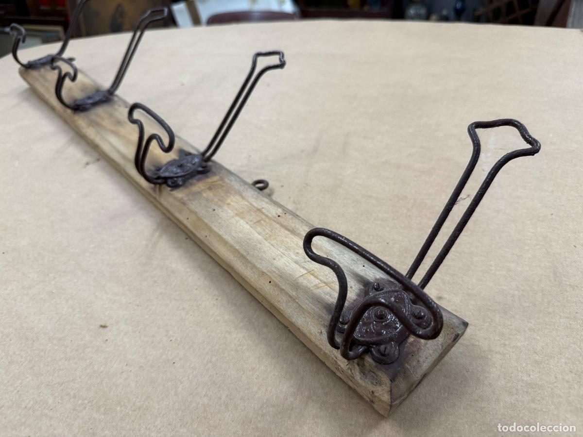 Antig&uuml;edades: Antiguo perchero de pared de escuela. A&ntilde;os 30. Mide unos 75cms ancho
