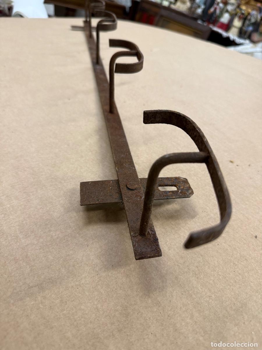 Antig&uuml;edades: Antiguo perchero de pared de 5 perchas, de hierro. Mide unos 89cms ancho