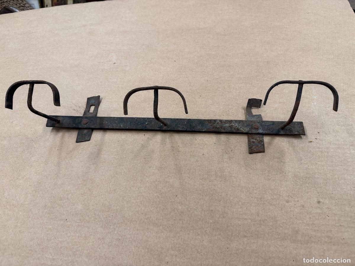 Antig&uuml;edades: Antiguo perchero de pared de 3 perchas, de hierro. Mide unos 50cms ancho
