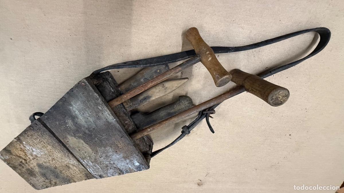 Antig&uuml;edades: Centenario y antiguo juego de herramientas para la matanza del cerdo. De museo.