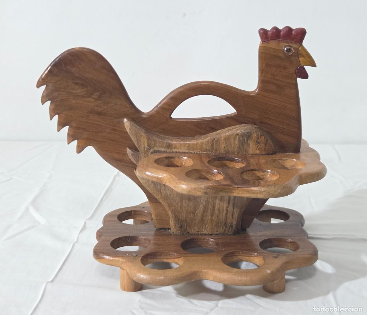 Antig&uuml;edades: Huevera fabricada en madera forma de gallina