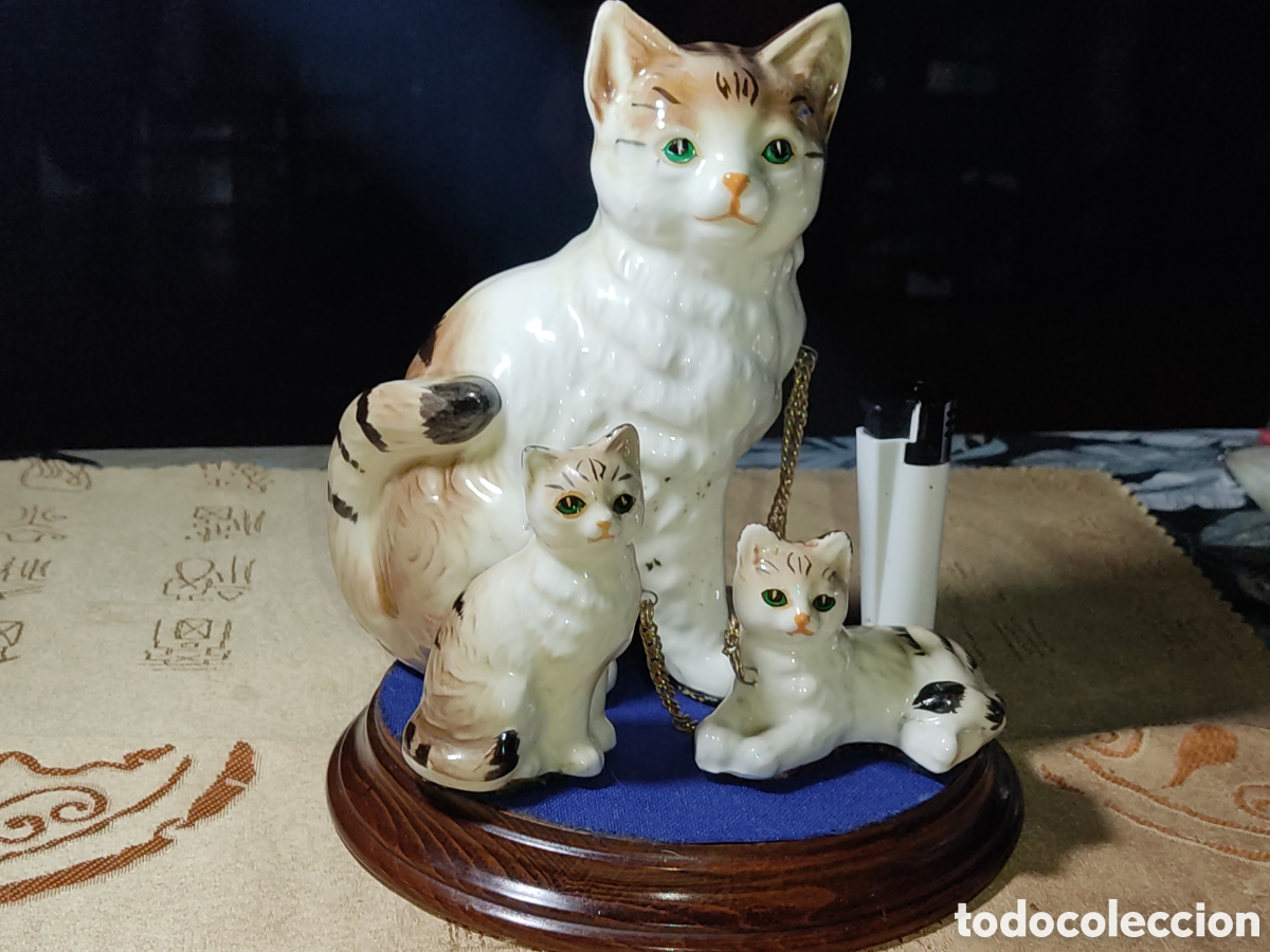 Antig&uuml;edades: Familia de gatos de porcelana grande.Made in Japan