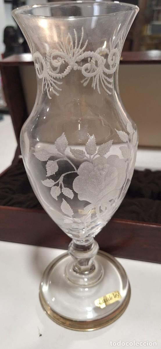 Antig&uuml;edades: Jarr&oacute;n de cristal al &aacute;cido y plata en su caja original.