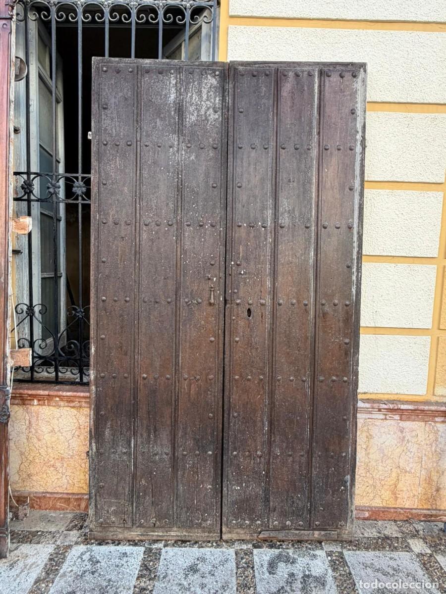 Antig&uuml;edades: Gran port&oacute;n r&uacute;stico con bonito llamador y con clavos de cabeza redonda.