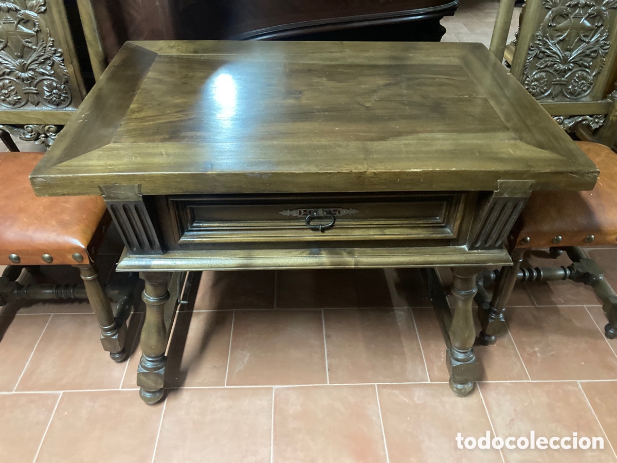 Antig&uuml;edades: Mesa nogal con 2 sillas talladas - Foto 2