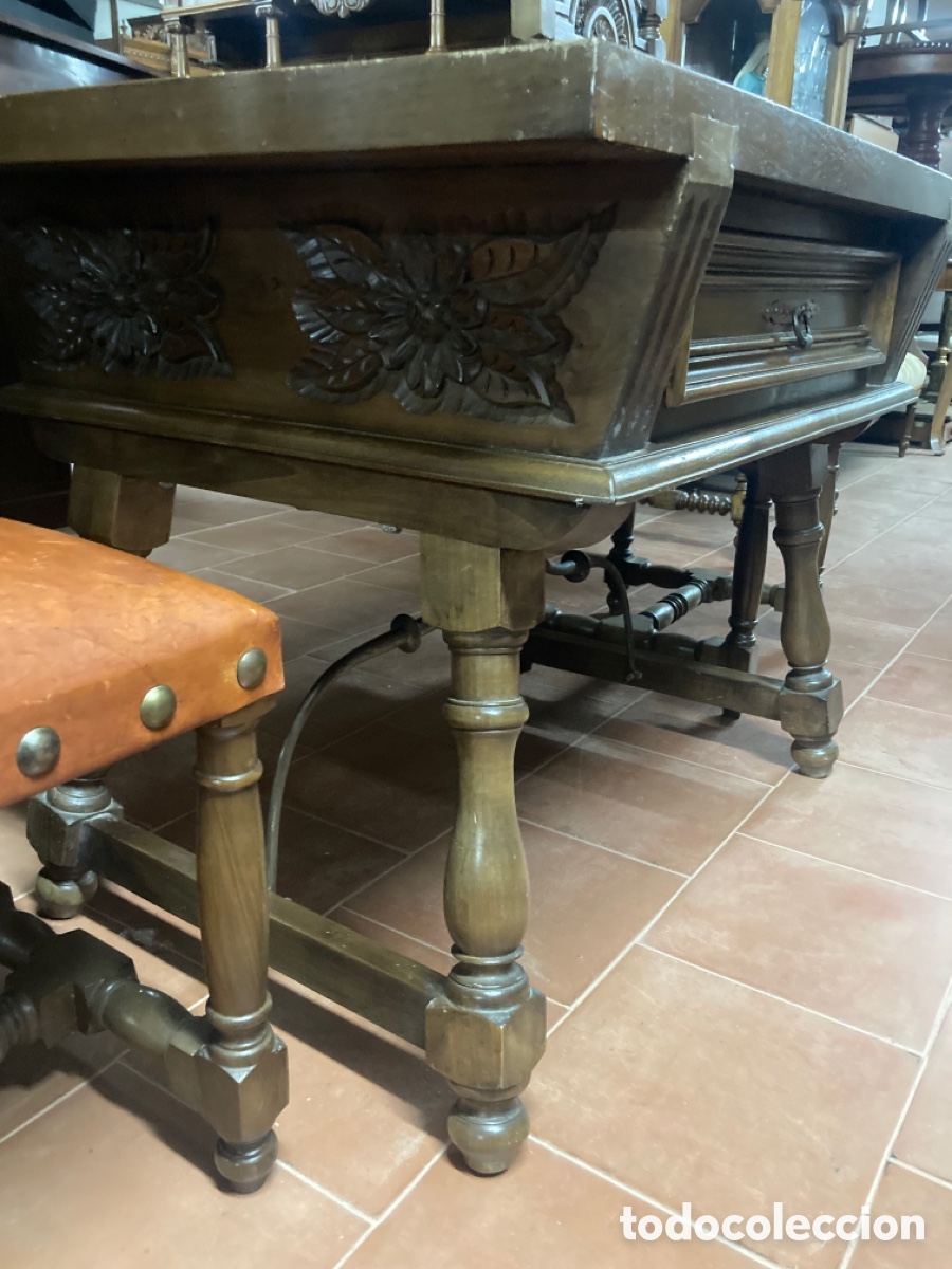 Antig&uuml;edades: Mesa nogal con 2 sillas talladas - Foto 16