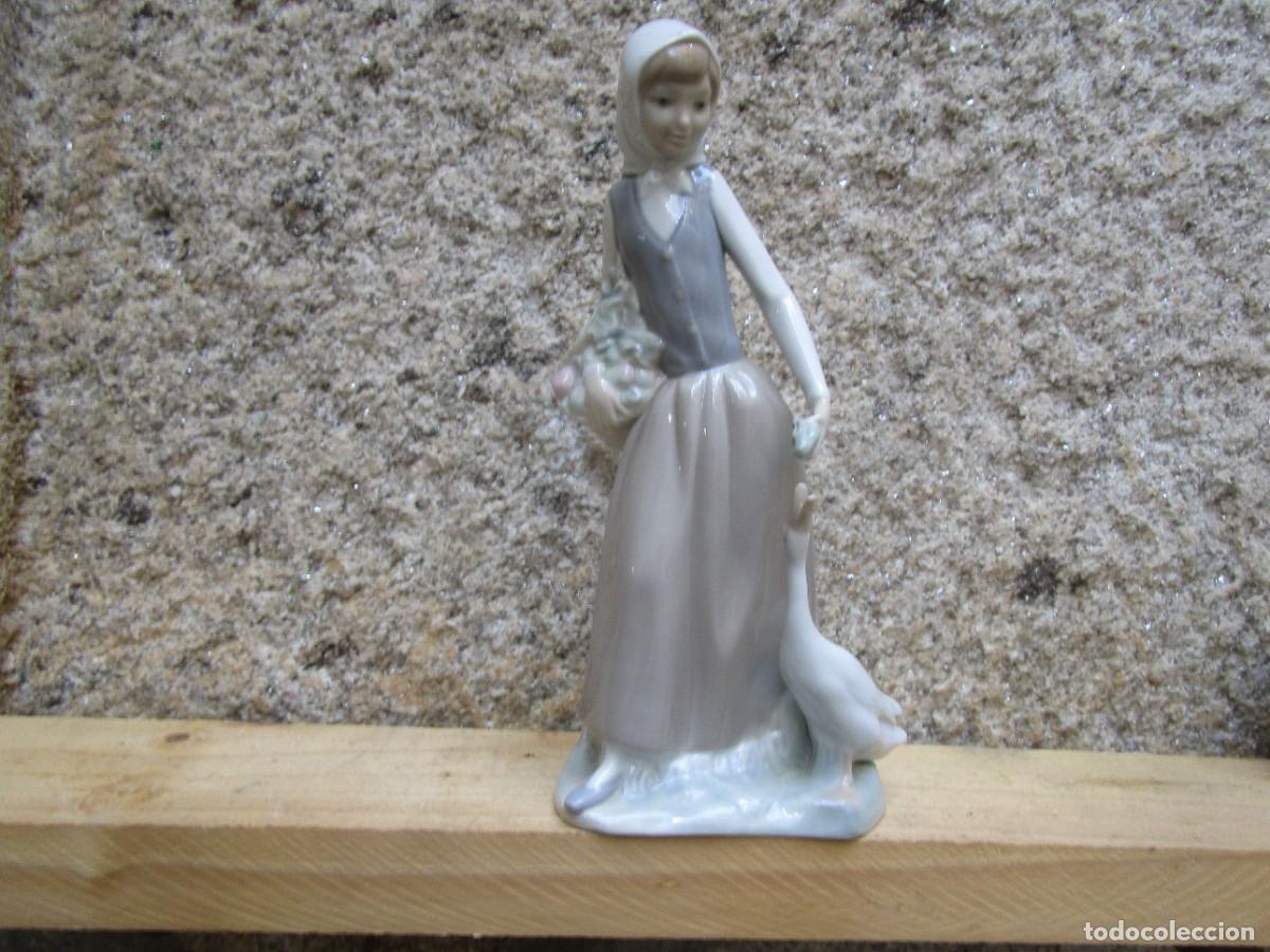 Antig&uuml;edades: FIGURA MUJER CON FRUTOS Y OCA DE SELLO SECO &rdquo; NAO &rdquo; DE LLADRO - 24CM, IMPECABLE.