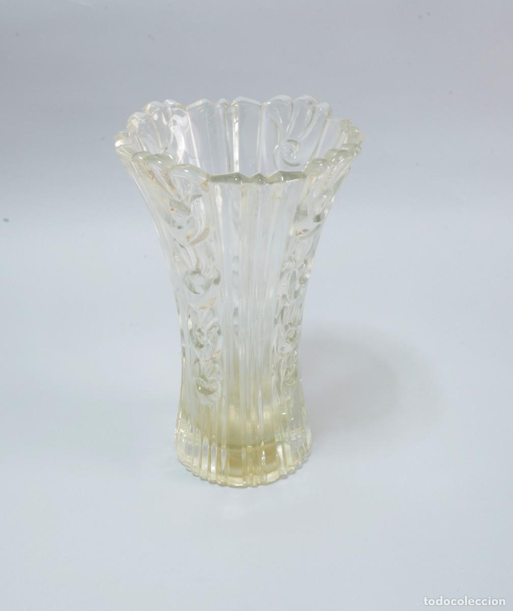 Antig&uuml;edades: Jarr&oacute;n florero vintage, cristal tallado y dise&ntilde;o floral ornamentado, borde festoneado