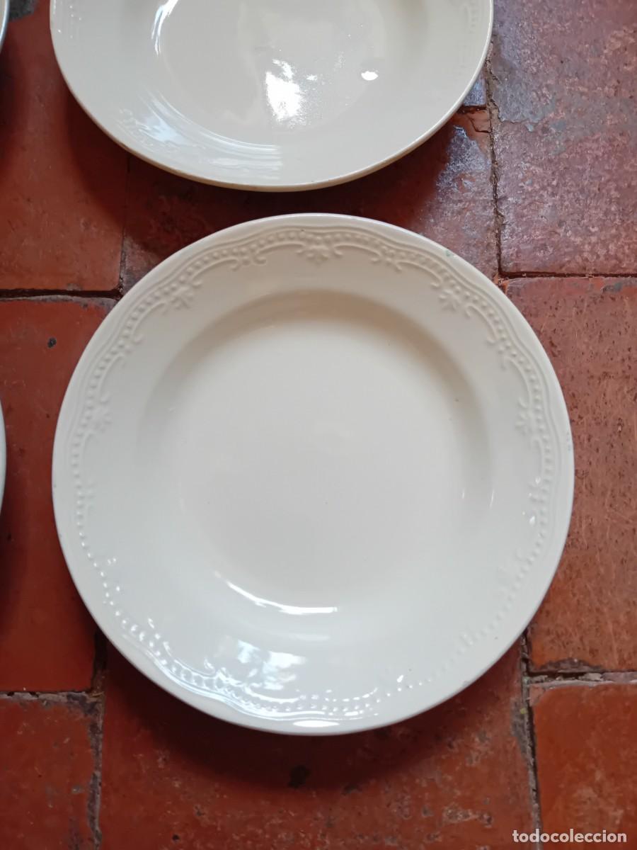 Antig&uuml;edades: 8 platos hondos con greca en relieve d&eacute;cada de los 20/30