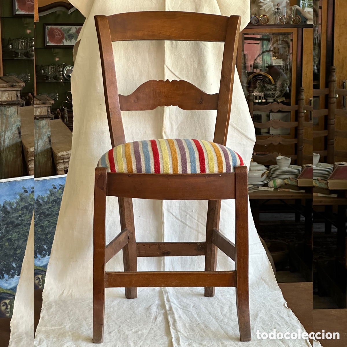 Antig&uuml;edades: Silla antigua de madera de nogal con tapizado a rayas de colores.
