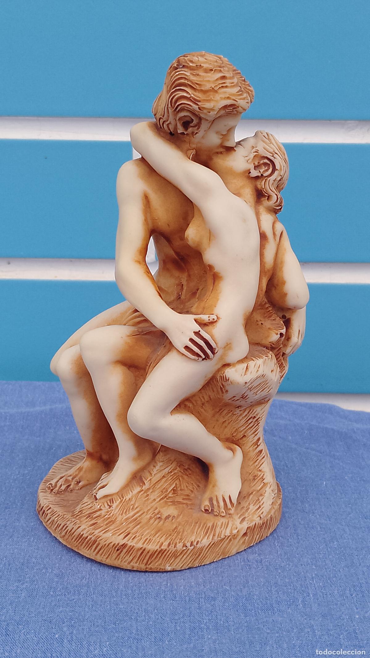 Antig&uuml;edades: Antigua figura El Beso de Rodin de resina, a&ntilde;os 70