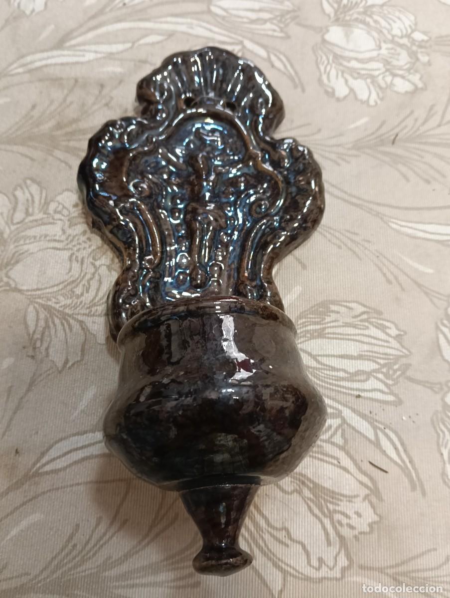 Antig&uuml;edades: Antigua Pila Benditera De Pared En Cer&aacute;mica Vidriada Melada - Relieve Cristo Crucificado 23 Cm