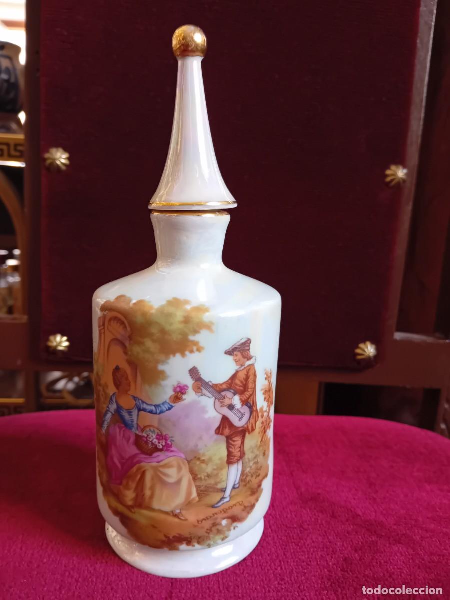 Antig&uuml;edades: Frasco de porcelana para perfume con decoraci&oacute;n del cena rom&aacute;ntica, firmado