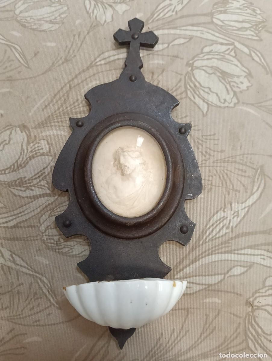 Antig&uuml;edades: Antigua Pila Benditera De Pared Mixta - Madera, Metal Y Concha De Porcelana - Cristo 28 Cm