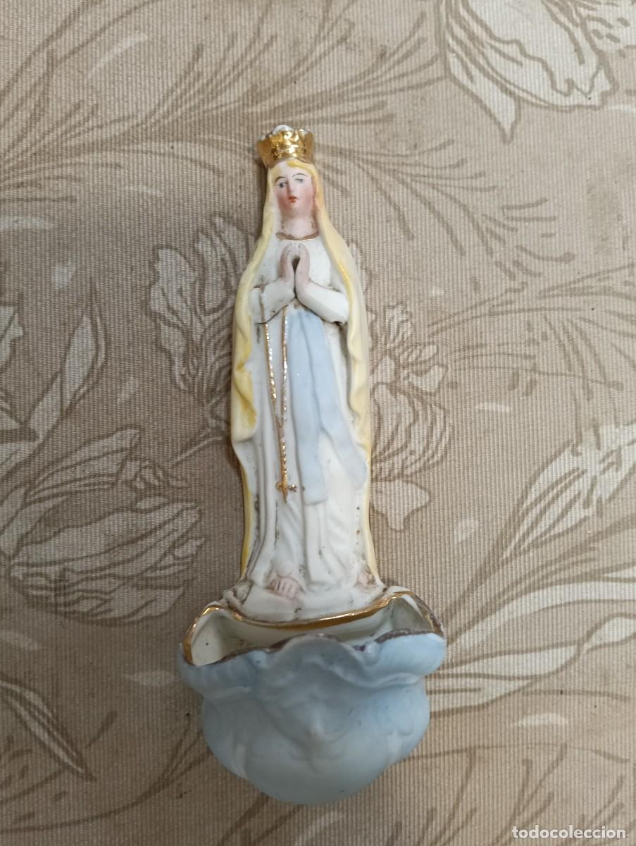Antig&uuml;edades: Antigua Pila Benditera De Pared En Porcelana Biscuit - Virgen Coronada Con Rosario 16 Cm